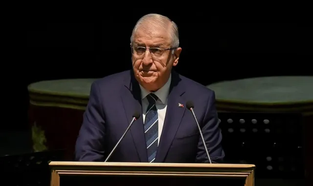 Milli Savunma Bakanı Güler, Kahramanmaraş’ta şehit ailesini ziyaret etti Milli Savunma Bakanı Güler, Kahramanmaraş’ta şehit ailesini ziyaret etti