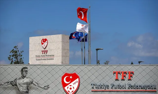 TFF Başkanı Hacıosmanoğlu’ndan kaza geçiren polis memuruna ziyaret TFF Başkanı Hacıosmanoğlu’ndan kaza geçiren polis memuruna ziyaret
