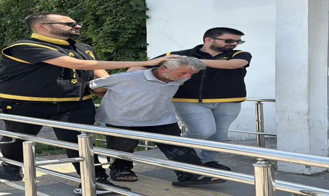 Adana’da mağazadan altın sandığı imitasyon takıları çalan zanlı tutuklandı (GÜNCELLEME) Adana’da mağazadan altın sandığı imitasyon takıları çalan zanlı tutuklandı (GÜNCELLEME)