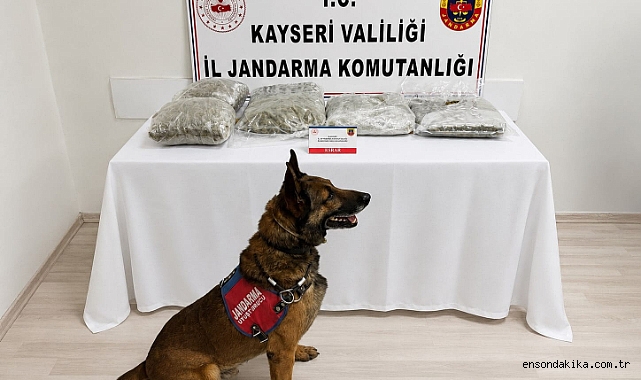 Kayseri’de gece yarısı durduruldu! Araçtan çıkanlar şoke etti: 5 Kilo uyuşturucu ele geçirildi Kayseri’de gece yarısı durduruldu! Araçtan çıkanlar şoke etti: 5 Kilo uyuşturucu ele geçirildi