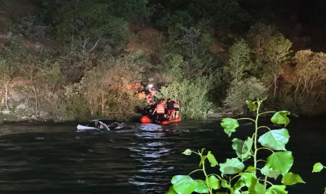 İzmir’de arızalanan otomobile çarpan motosikletin sürücüsü hastanede yaşamını yitirdi İzmir’de arızalanan otomobile çarpan motosikletin sürücüsü hastanede yaşamını yitirdi