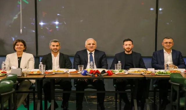 Amed Sportif Faaliyetler ile Erzurumspor FK yöneticileri yemekte buluştu Amed Sportif Faaliyetler ile Erzurumspor FK yöneticileri yemekte buluştu