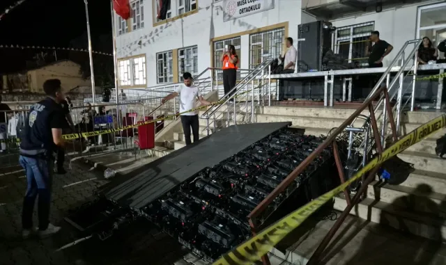 Elazığ’da LED ekranın devrilmesi sonucu 5 kişinin yaralandığı festival iptal edildi Elazığ’da LED ekranın devrilmesi sonucu 5 kişinin yaralandığı festival iptal edildi