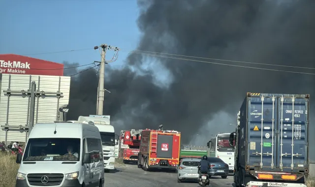 Kocaeli’de geri dönüşüm deposunda yangın çıktı