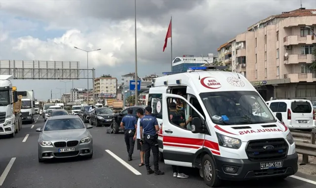 Kocaeli’de SUV ile tırın çarpıştığı kaza nedeniyle D-100 kara yolunda ulaşım aksadı Kocaeli’de SUV ile tırın çarpıştığı kaza nedeniyle D-100 kara yolunda ulaşım aksadı