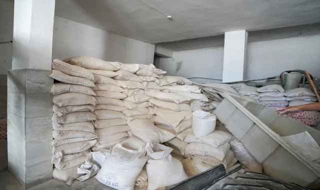 Mersin’de ele geçirilen 30 ton bozuk un imha edildi Mersin’de ele geçirilen 30 ton bozuk un imha edildi