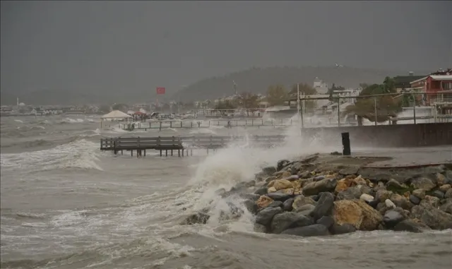 Meteorolojiden denizlerde fırtına uyarısı Meteorolojiden denizlerde fırtına uyarısı