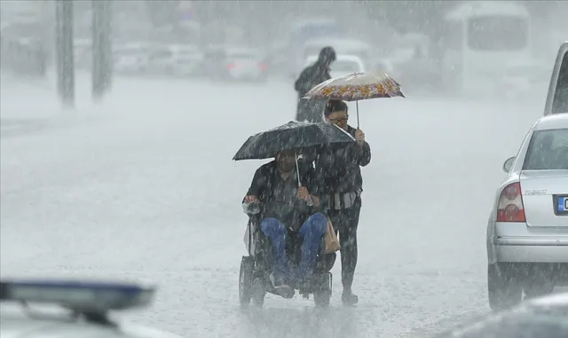 Rize’de sağanak sonrası yoldaki heyelan nedeniyle evlerinde mahsur kalan 2 kardeş tahliye edildi Rize’de sağanak sonrası yoldaki heyelan nedeniyle evlerinde mahsur kalan 2 kardeş tahliye edildi