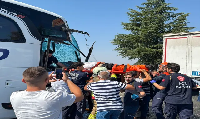 Uşak’ta kamyona çarpan yolcu otobüsünün muavini hastanede öldü Uşak’ta kamyona çarpan yolcu otobüsünün muavini hastanede öldü