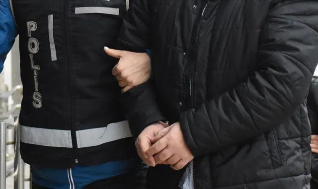 Adana’da polise el bombası ve tabancayla direnen firari hükümlü operasyonla yakalandı Adana’da polise el bombası ve tabancayla direnen firari hükümlü operasyonla yakalandı