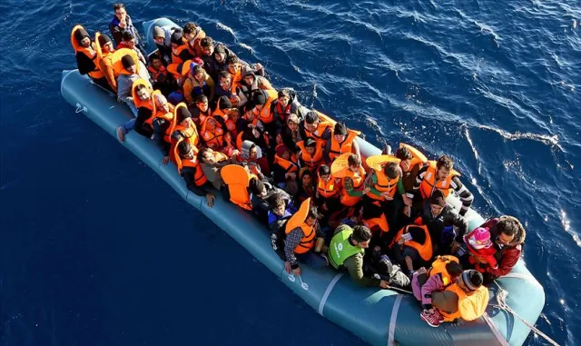 Afrika ülkelerinden Kanarya Adaları’na ulaşmaya çalışan 1046 düzensiz göçmen kurtarıldı Afrika ülkelerinden Kanarya Adaları’na ulaşmaya çalışan 1046 düzensiz göçmen kurtarıldı