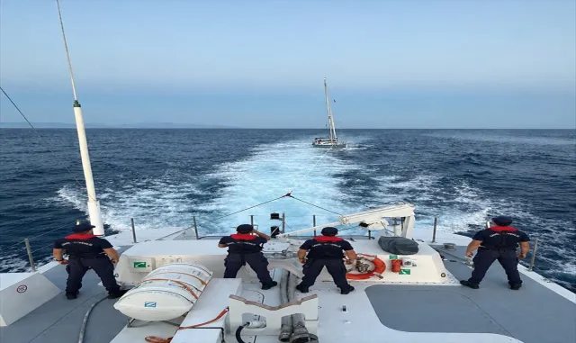 Antalya açıklarında sürüklenen teknedeki 2 kişi kurtarıldı Antalya açıklarında sürüklenen teknedeki 2 kişi kurtarıldı