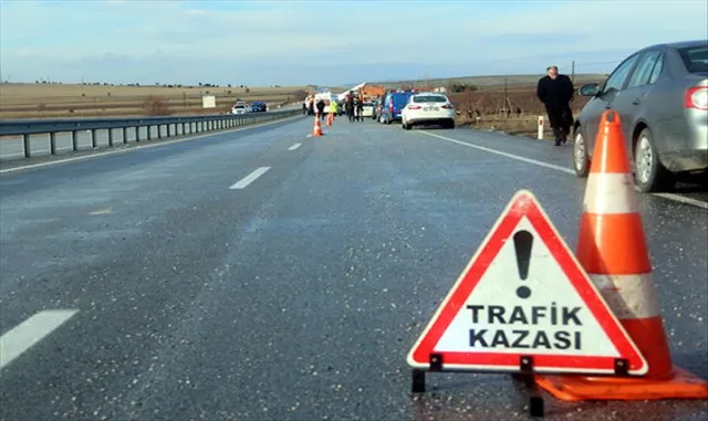 Bursa’da iki otomobil çarpıştı, bir kişi öldü, bir kişi yaralandı Bursa’da iki otomobil çarpıştı, bir kişi öldü, bir kişi yaralandı