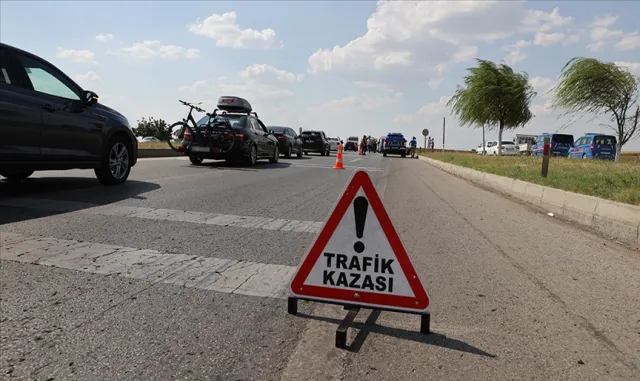Çorum’da hafif ticari araç ile motosiklet çarpıştı, 3 kişi yaralandı Çorum’da hafif ticari araç ile motosiklet çarpıştı, 3 kişi yaralandı