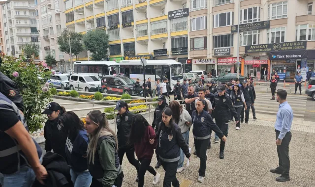 Çorum merkezli 4 ilde dolandırıcılık operasyonunda 15 zanlı tutuklandı (GÜNCELLEME) Çorum merkezli 4 ilde dolandırıcılık operasyonunda 15 zanlı tutuklandı (GÜNCELLEME)