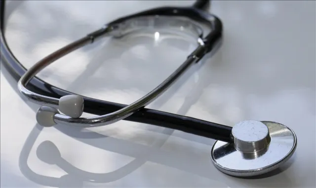Doğduğu hastaneye atanan doktor sağlık memuru babasıyla çalışıyor Doğduğu hastaneye atanan doktor sağlık memuru babasıyla çalışıyor