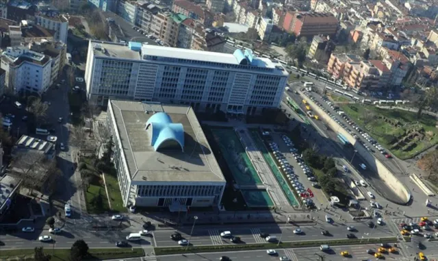 İBB’nin Sultangazi Nurettin Uzun Ortaokulu’nda yaptığı kapalı spor salonu açıldı İBB’nin Sultangazi Nurettin Uzun Ortaokulu’nda yaptığı kapalı spor salonu açıldı