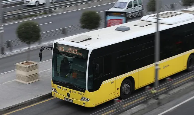 İETT otobüsü ile iş makinesinin çarpışması sonucu 5 kişi yaralandı (GÜNCELLEME) İETT otobüsü ile iş makinesinin çarpışması sonucu 5 kişi yaralandı (GÜNCELLEME)