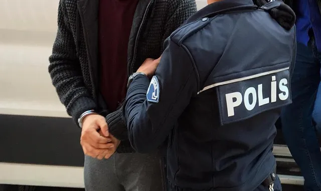 Iğdır merkezli 7 ildeki kaçakçılık operasyonunda gözaltına alınan zanlılardan 6’sı tutuklandı Iğdır merkezli 7 ildeki kaçakçılık operasyonunda gözaltına alınan zanlılardan 6’sı tutuklandı
