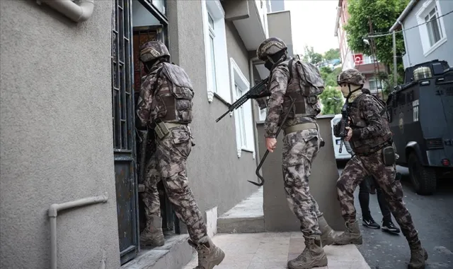 İstanbul merkezli 8 ildeki FETÖ operasyonunda 9 şüpheli yakalandı İstanbul merkezli 8 ildeki FETÖ operasyonunda 9 şüpheli yakalandı