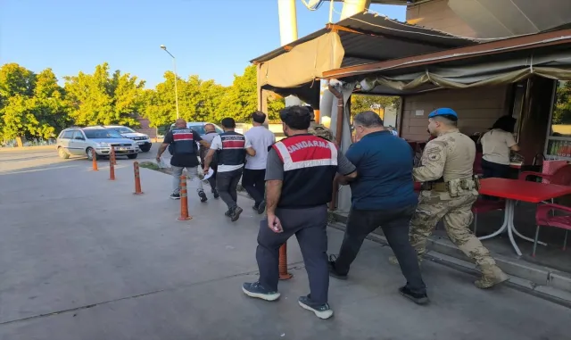 İzmir’de FETÖ operasyonunda yakalanan 3 zanlı tutuklandı İzmir’de FETÖ operasyonunda yakalanan 3 zanlı tutuklandı