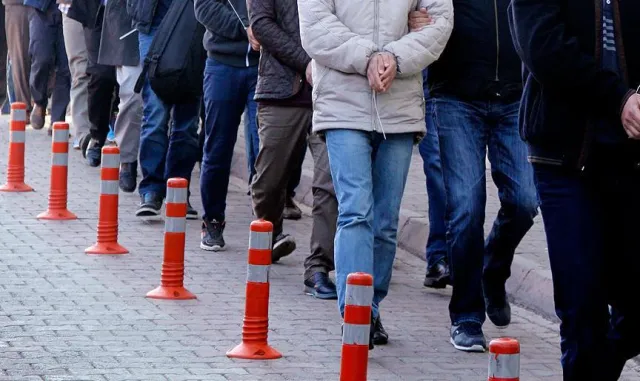 Manisa’da kahvehanede bir kişinin ölü bulunmasına ilişkin 2 şüpheli tutuklandı Manisa’da kahvehanede bir kişinin ölü bulunmasına ilişkin 2 şüpheli tutuklandı