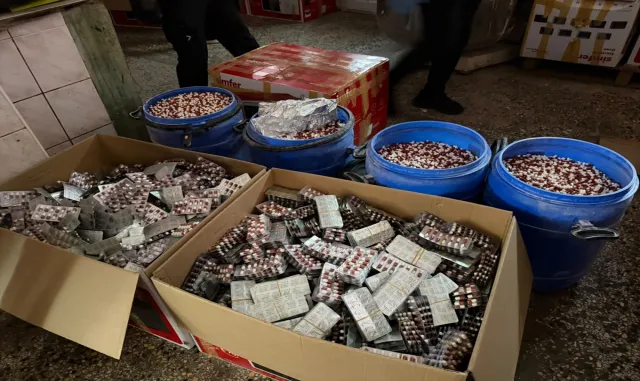 Mersin’de pişirim fırınında sentetik ecza hapları ele geçirilmesiyle ilgili yakalanan zanlı tutuklandı Mersin’de pişirim fırınında sentetik ecza hapları ele geçirilmesiyle ilgili yakalanan zanlı tutuklandı