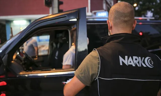 Narkotik köpeği Zeus hassas burnuyla uyuşturucu zulalarını buluyor Narkotik köpeği Zeus hassas burnuyla uyuşturucu zulalarını buluyor