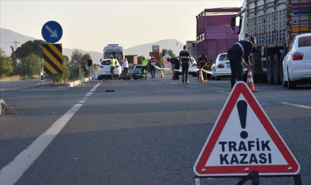 Sivas’ta öğrenci servisi ile polis aracı çarpıştı, 13 öğrenci ve 3 polis yaralandı Sivas’ta öğrenci servisi ile polis aracı çarpıştı, 13 öğrenci ve 3 polis yaralandı