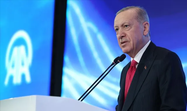 Son Dakika Gelişmesi! Cumhurbaşkanı Erdoğan: Türkiye gelişen savunma sanayisiyle şoklara karşı dirençli ekonomisiyle çatışmaların ortasında adeta bir istikrar adası olmayı sürdürmektedir Son Dakika Gelişmesi! Cumhurbaşkanı Erdoğan: Türkiye gelişen savunma sanayisiyle şoklara karşı dirençli ekonomisiyle çatışmaların ortasında adeta bir istikrar adası olmayı sürdürmektedir