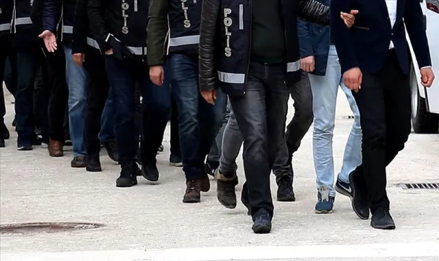 Tarladan markete fiyat yolculuğu soruşturmasında gözaltına alınan 40 zanlı tutuklandı (GÜNCELLEME) Tarladan markete fiyat yolculuğu soruşturmasında gözaltına alınan 40 zanlı tutuklandı (GÜNCELLEME)